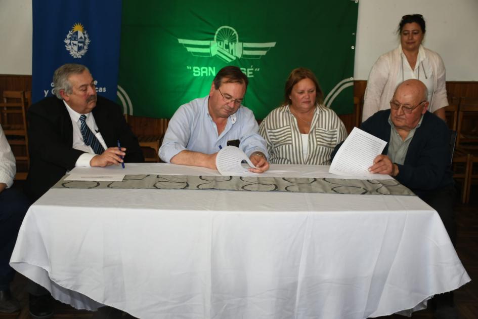 Firma de convenio con Unión Ciclista Maragata Firma de convenio con Unión Ciclista Maragata
