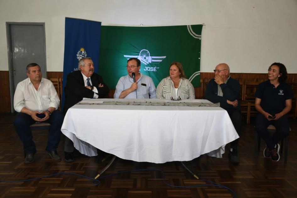 Firma de convenio con Unión Ciclista Maragata Firma de convenio con Unión Ciclista Maragata