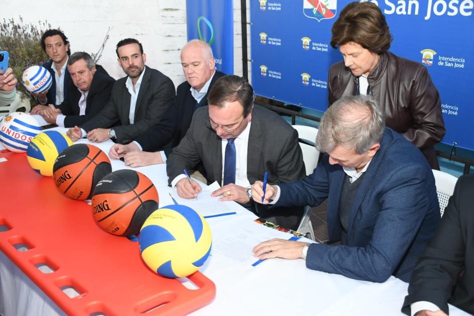 Firma de convenio interinstitucional en Plaza de Deportes de Libertad