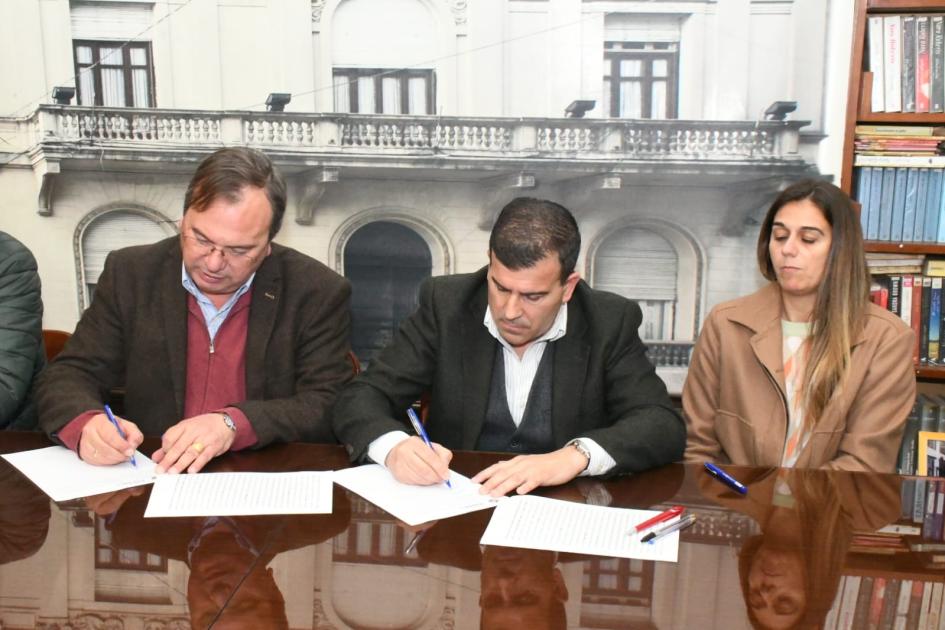 Firma de convenio social en Club Minas