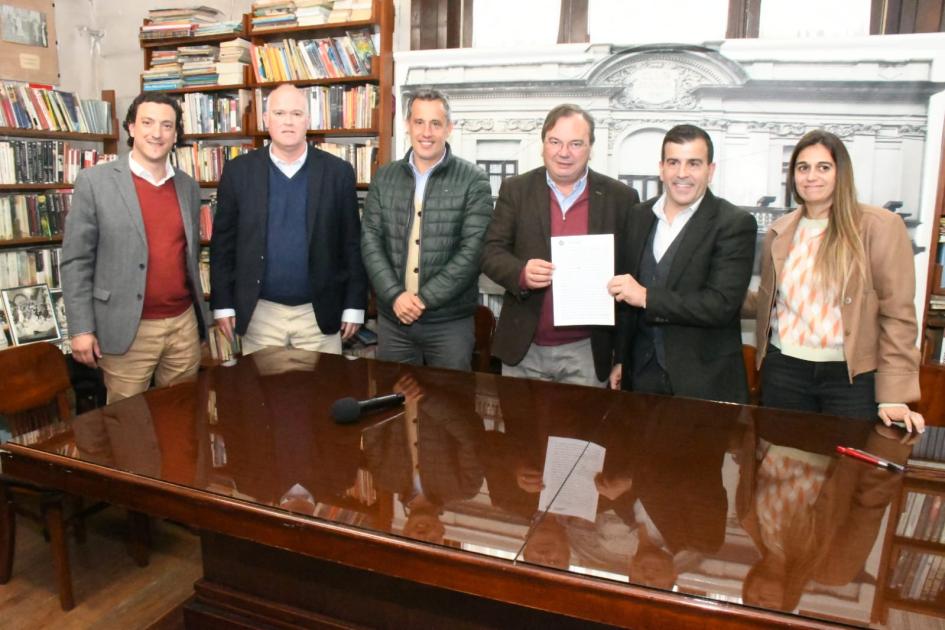 Firma de convenio social en Club Minas