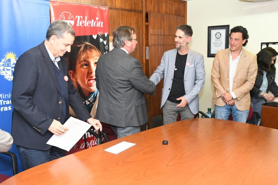 Firma de convenio social entre MTOP y Fundación Teletón Firma de convenio social entre MTOP y Fundación Teletón