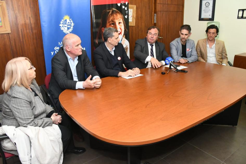 Firma de convenio social entre MTOP y Fundación Teletón Firma de convenio social entre MTOP y Fundación Teletón