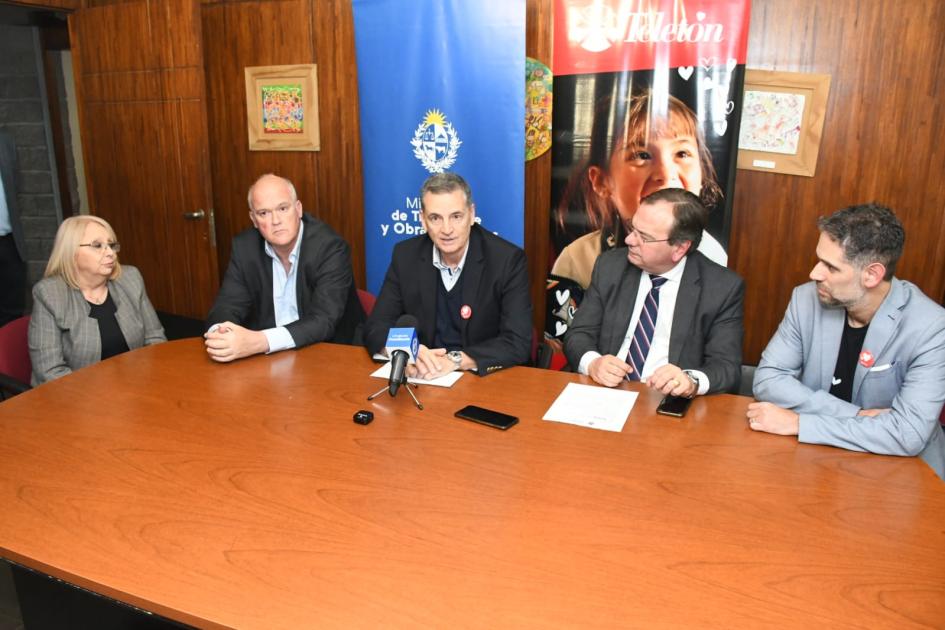 Firma de convenio social entre MTOP y Fundación Teletón Firma de convenio social entre MTOP y Fundación Teletón