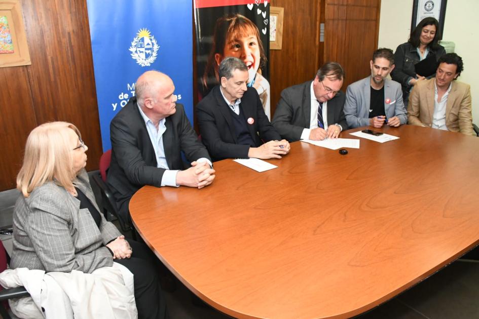 Firma de convenio social entre MTOP y Fundación Teletón Firma de convenio social entre MTOP y Fundación Teletón