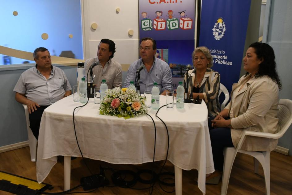 Firma de convenio social con la Asociación Civil para la integración del adulto mayor de Cerro Largo Firma de convenio social con la Asociación Civil para la integración del adulto mayor de Cerro Largo