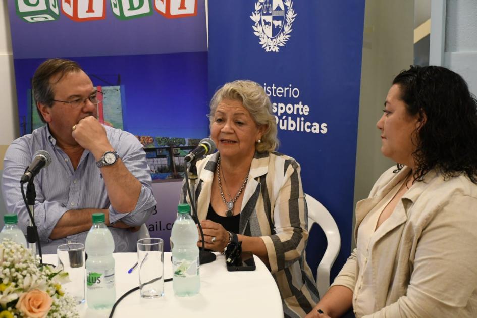 Firma de convenio social con la Asociación Civil para la integración del adulto mayor de Cerro Largo