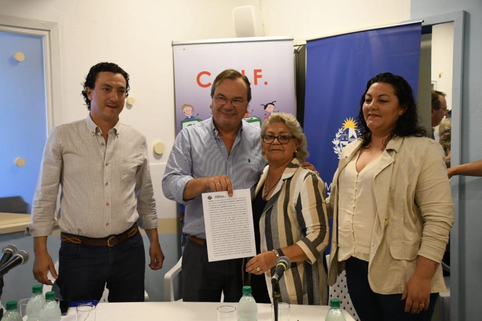 Firma de convenio social en CAIF Firma de convenio social con la Asociación Civil para la integració