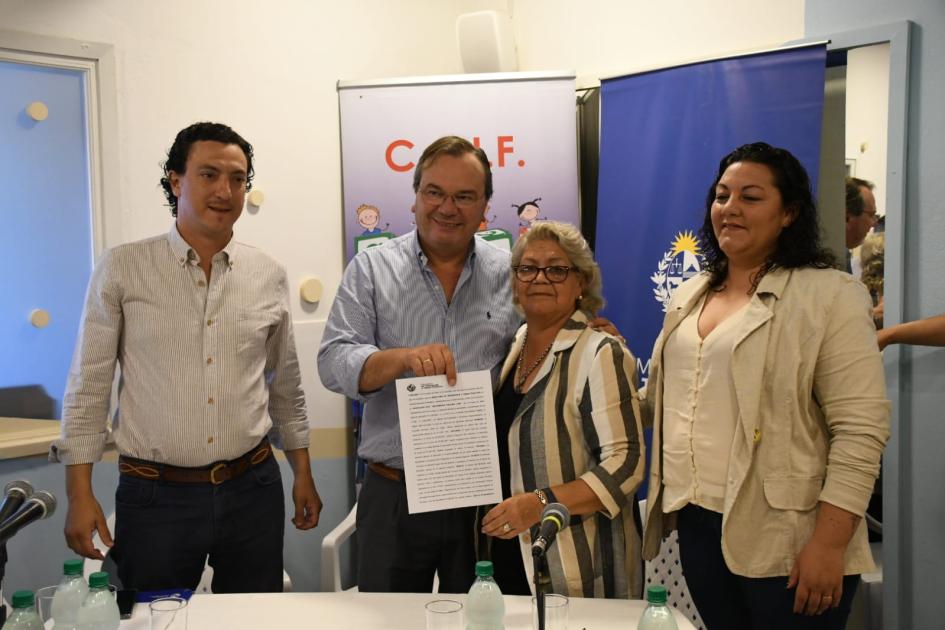 Firma de convenio social con la Asociación Civil para la integración del adulto mayor de Cerro Largo Firma de convenio social en CAIF Firma de convenio social con la Asociación Civil para la integració