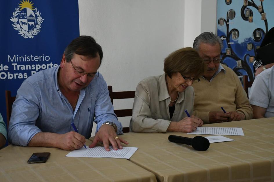 Firma de convenio social con la Asociación Civil para la integración del adulto mayor de Cerro Largo