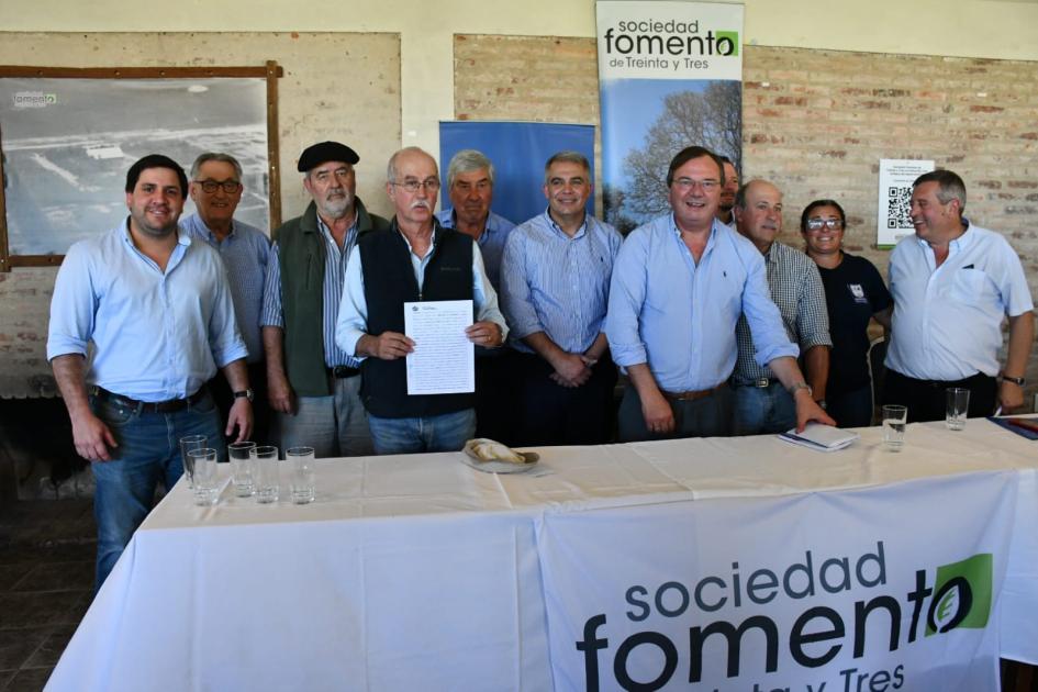 Firma de convenio social en la Sociedad Fomento de Treinta y Tres, Villa Sara Firma de convenio social en la Sociedad Fomento de Treinta y Tres, Villa Sara