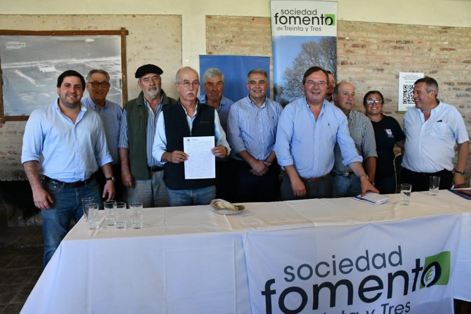 Firma de convenio social en la Sociedad Fomento de Treinta y Tres, Villa Sara