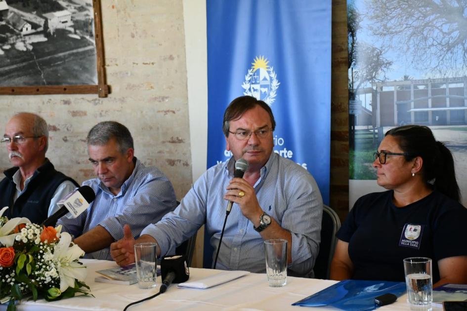 Firma de convenio social con la Sociedad Fomento Treinta y Tres