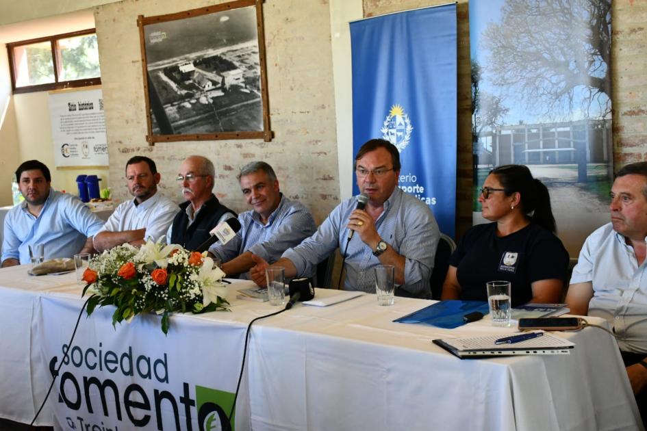 Firma de convenio social en la Sociedad Fomento de Treinta y Tres, Villa Sara Firma de convenio social en la Sociedad Fomento de Treinta y Tres, Villa Sara