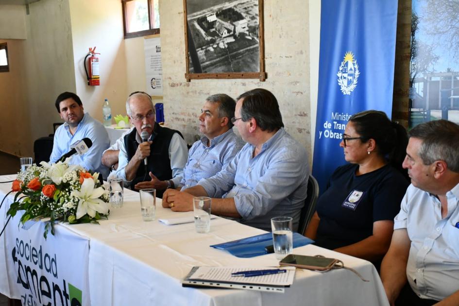 Firma de convenio social en la Sociedad Fomento de Treinta y Tres, Villa Sara