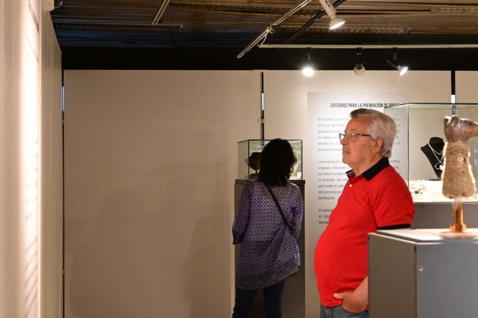 Exhibición del Premio Nacional de Artesanía en la Sala de Arte del MTOP Exhibición del Premio Nacional de Artesanía en la Sala de Arte del MTOP