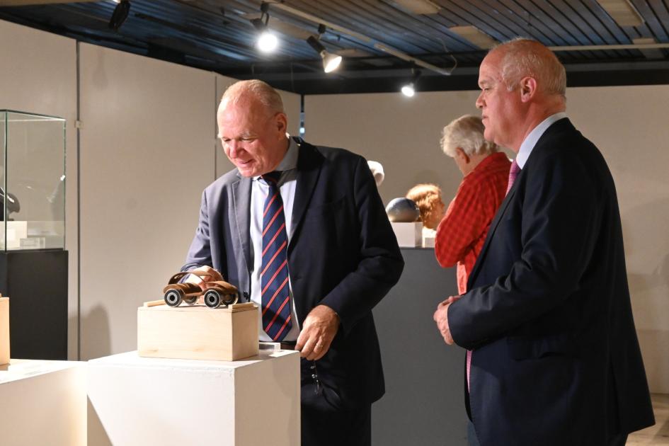 Exhibición del Premio Nacional de Artesanía en la Sala de Arte del MTOP Exhibición del Premio Nacional de Artesanía en la Sala de Arte del MTOP