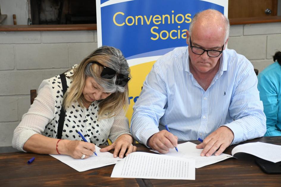 Firma de convenio con Guruyú Waston