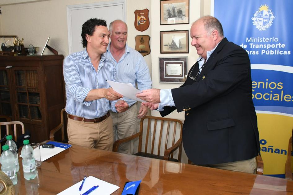Firma de convenio social con Yacht Club Uruguayo Firma de convenio social con Yacht Club Uruguayo