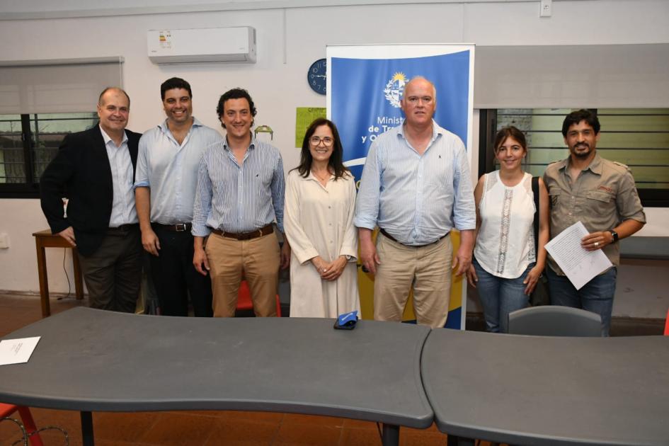 Firma de convenio social con Centro Manos Unidas Firma de convenio social con Centro Manos Unidas