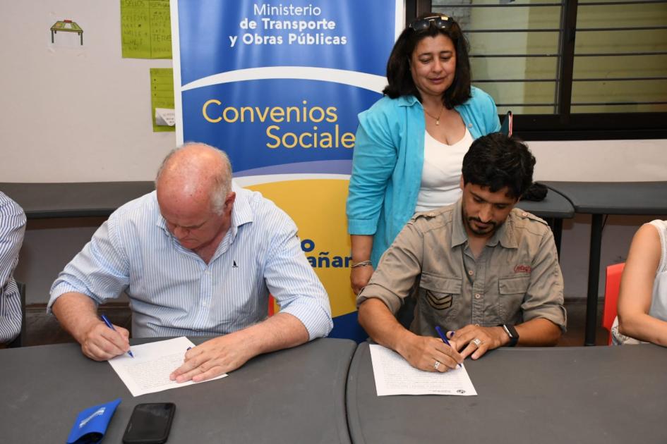 Firma de convenio social con Centro Manos Unidas