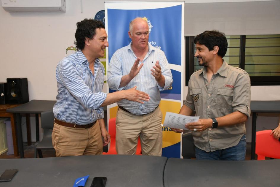 Firma de convenio social con Centro Manos Unidas