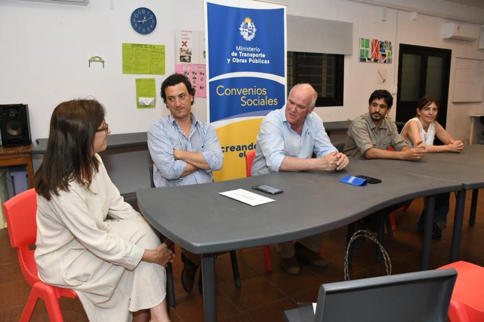 Firma de convenio social con Centro Manos Unidas Firma de convenio social con Centro Manos Unidas