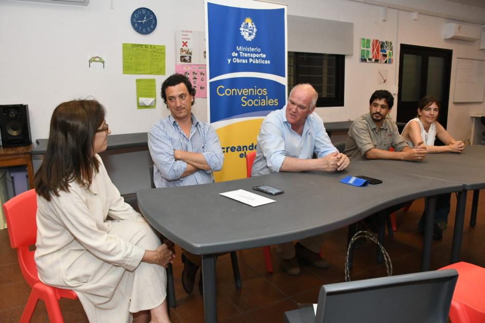 Firma de convenio social con Centro Manos Unidas