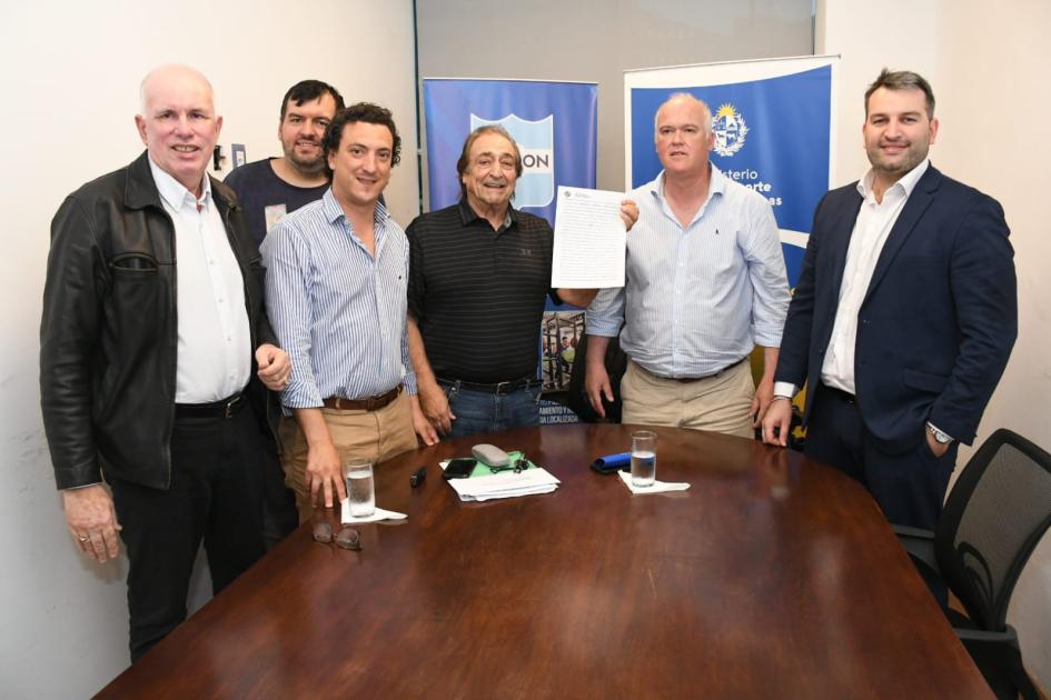 Firma de convenio social con Club Atlético Cordón Firma de convenio social con Club Atlético Cordón