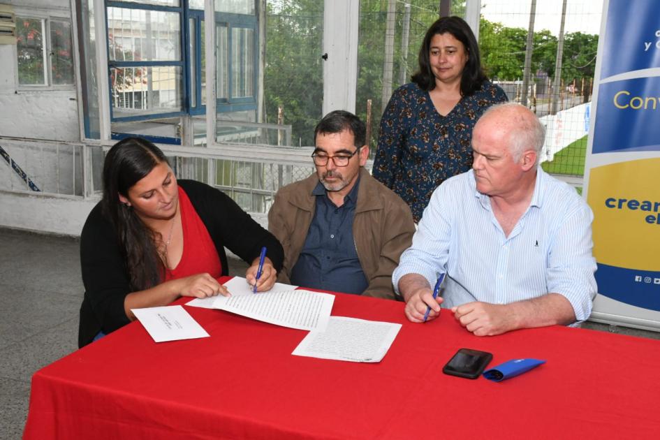 Firma de convenio social en Club Ombú Juniors Firma de convenio social en Club Ombú Juniors