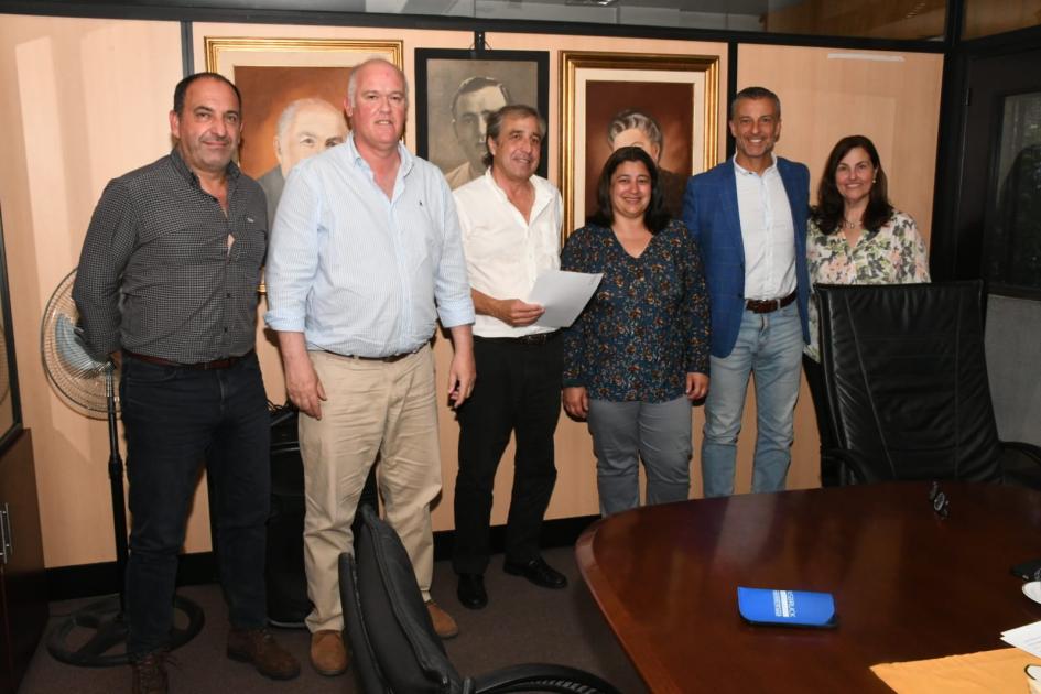 Firma de convenio social con Danubio Fútbol Club Firma de convenio social con Danubio Fútbol Club