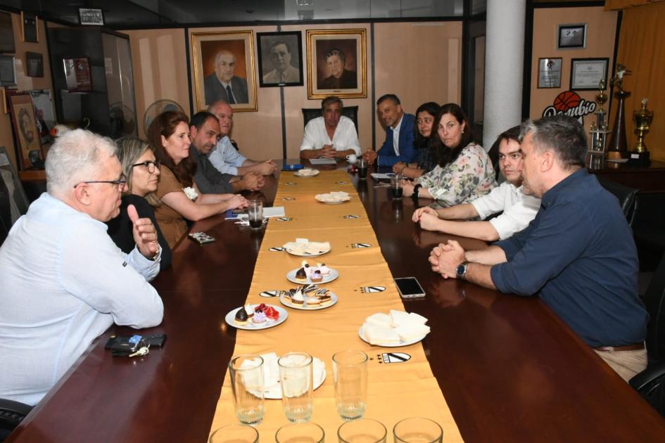 Firma de convenio social con Danubio Fútbol Club Firma de convenio social con Danubio Fútbol Club