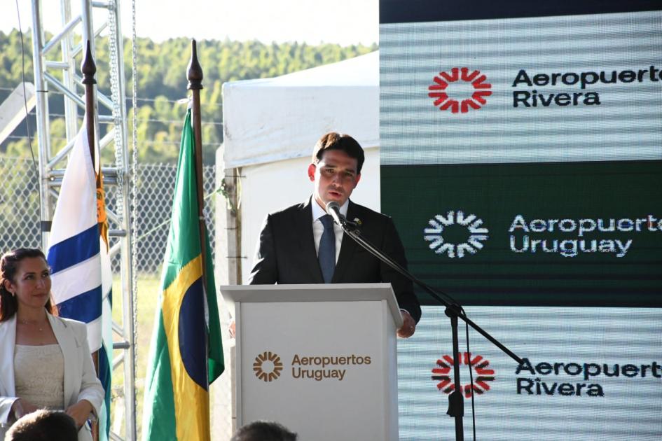 Inaugurado el primer aeropuerto binacional de América Latina en Rivera Inaugurado el primer aeropuerto binacional de América Latina en Rivera