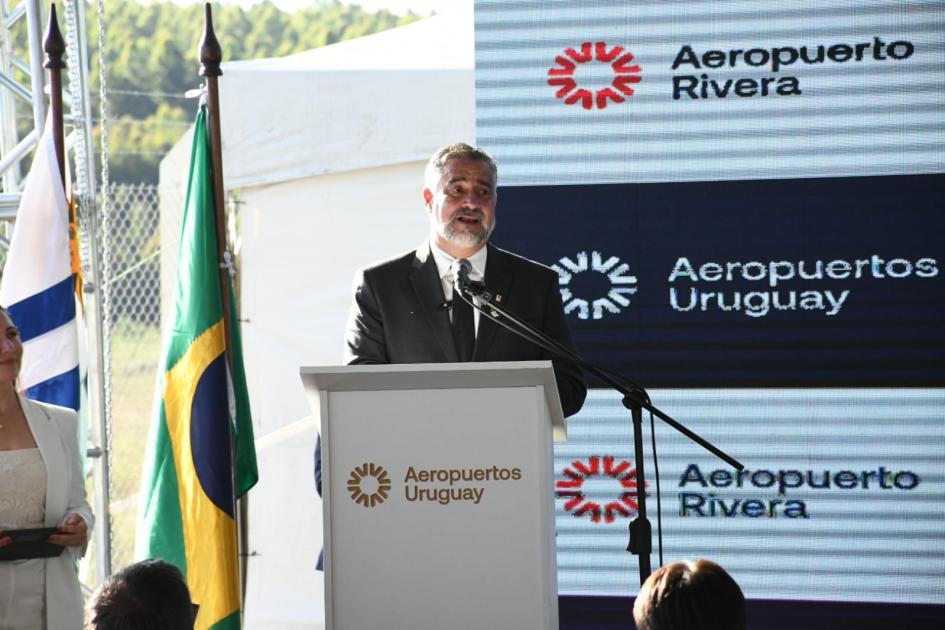 Inaugurado el primer aeropuerto binacional de América Latina en Rivera Inaugurado el primer aeropuerto binacional de América Latina en Rivera