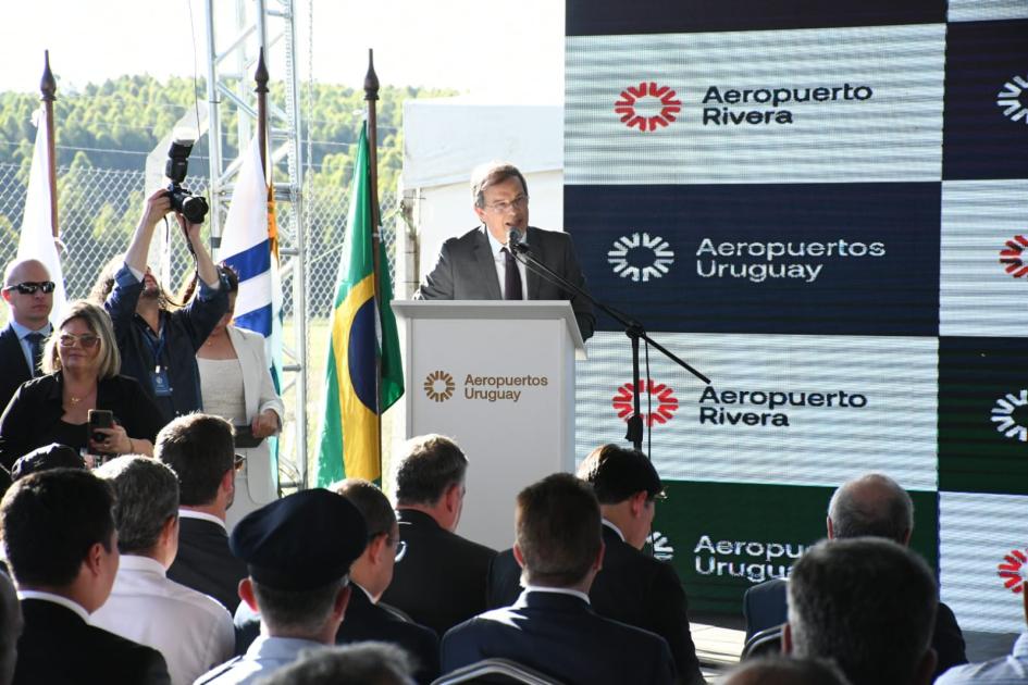 Inaugurado el primer aeropuerto binacional de América Latina en Rivera Inaugurado el primer aeropuerto binacional de América Latina en Rivera