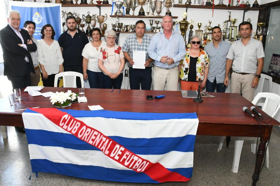 Firma de convenio social en el Club Oriental de Football de Paso de los Toros Firma de convenio social en el Club Oriental de Football de Paso de los Toros