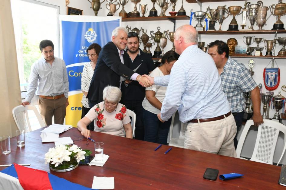 Firma de convenio social en el Club Oriental de Football de Paso de los Toros