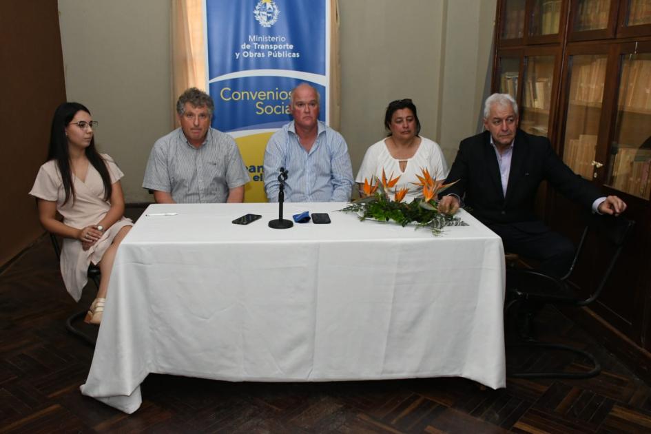 Firma de convenio social en el Club social 25 de agosto de Paso de los Toros Firma de convenio social en el Club social 25 de agosto de Paso de los Toros