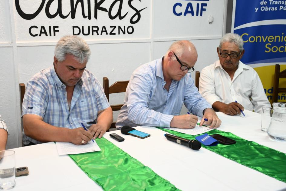 Firma de convenio social en la Asociación Civil Barrios Unidos en Marcha