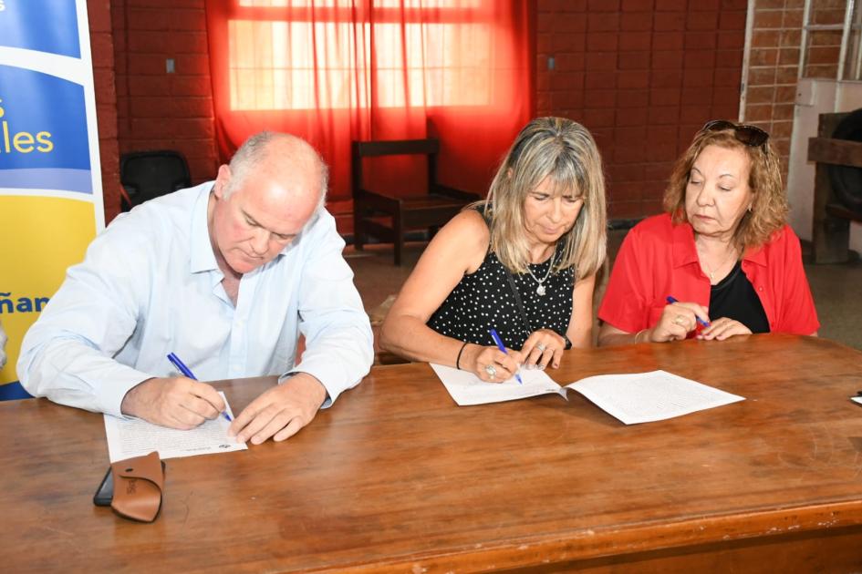 Firma de convenio social con el Club SyD Parque del Plata Firma de convenio social con el Club SyD Parque del Plata