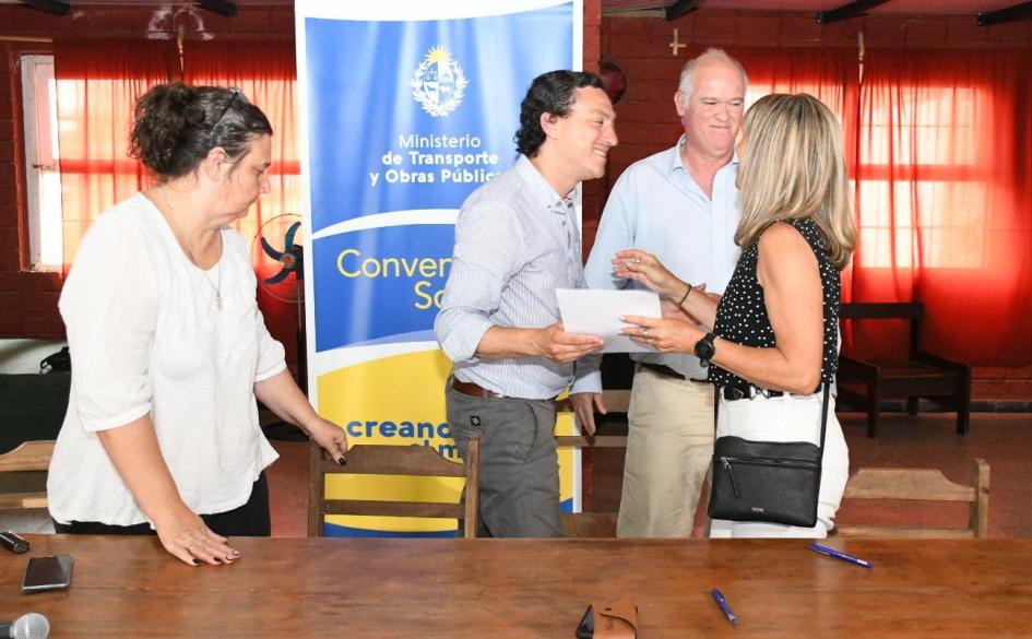 Firma de convenio social con el Club SyD Parque del Plata Firma de convenio social con el Club SyD Parque del Plata
