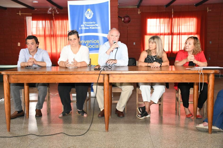 Firma de convenio social con el Club SyD Parque del Plata Firma de convenio social con el Club SyD Parque del Plata