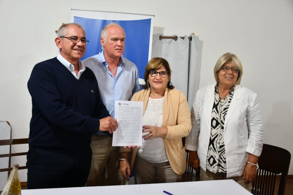 Firma de convenio social en la Sociedad Italiana de Trinidad