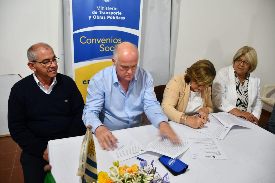 Firma de convenio social en la Sociedad Italiana de Trinidad