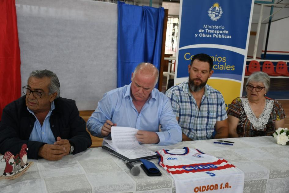 Firma de convenio social en Club de Nacional de Basketball de Fray Bentos