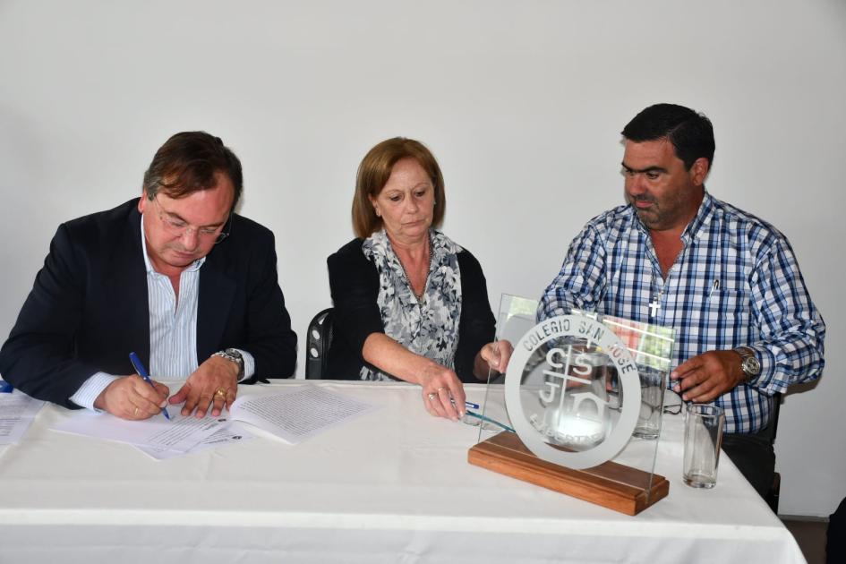 Firma de convenio social con el Colegio San José Firma de convenio social con el Colegio San José