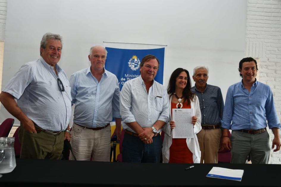 Firma de convenio social con Liga de Fomento y Turismo de Punta del Este Firma de convenio social con Liga de Fomento y Turismo de Punta del Este