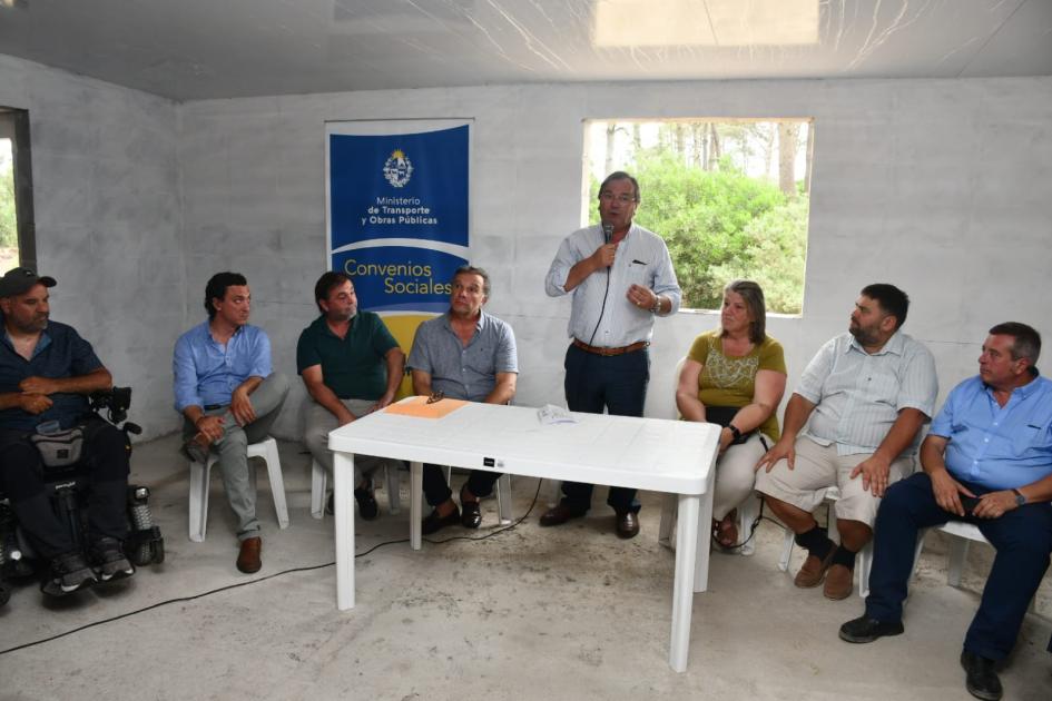 Firma de convenio social en Interbarrial de La Paloma Firma de convenio social en Interbarrial de La Paloma