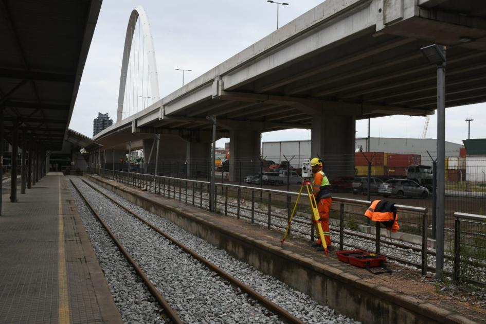 Primer tren con carga de celulosa arribó al puerto de Montevideo Primer tren con carga de celulosa arribó al puerto de Montevideo