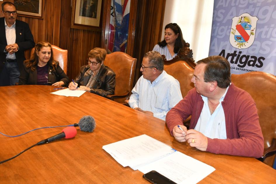 Firma de Convenios Sociales en Artigas Firma de Convenios Sociales en Artigas